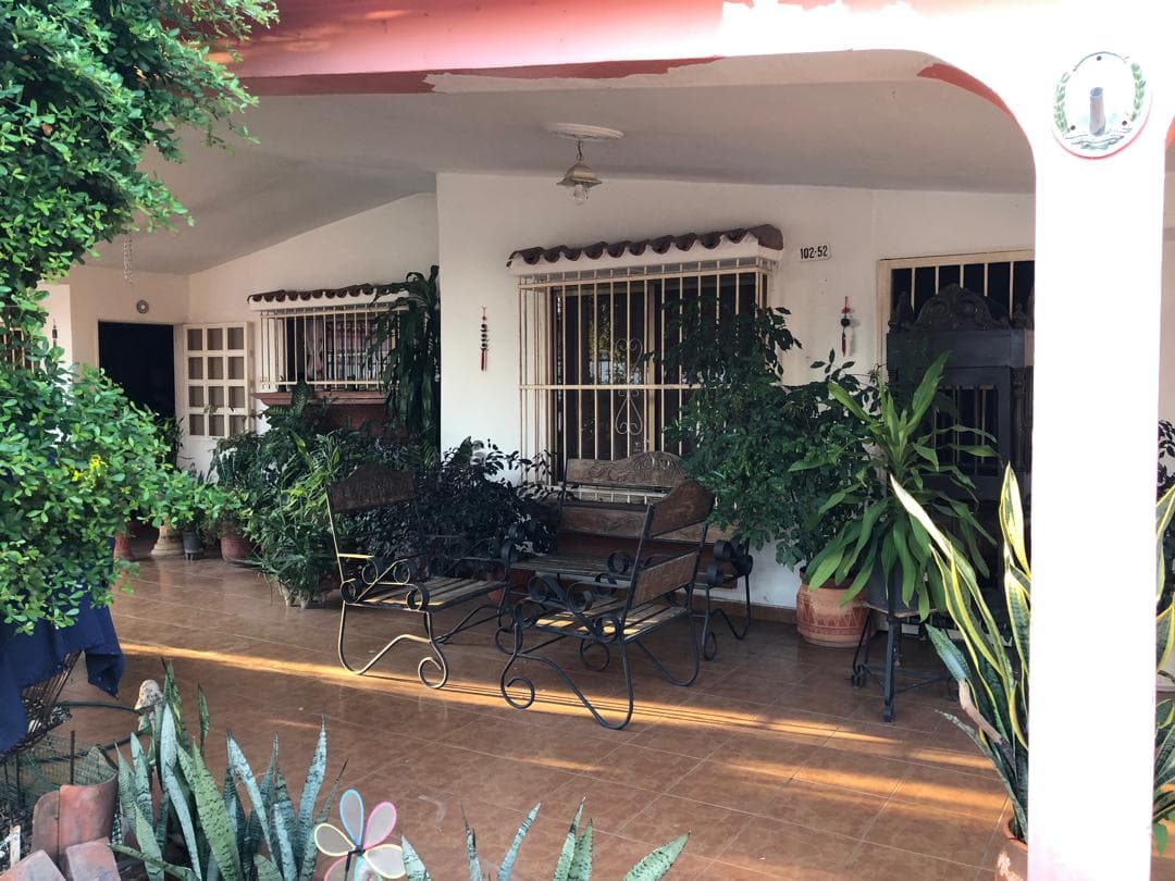 Vendo casa en la Urb. El Molino Tocuyito, cuenta con 3 habitaciones, 2 baños, sala , comedor, cocina empotrada con tope de granito remodelada, Adicional cuenta con un anexo tipo apto de 2 habitaciones 2 baños sala comedor cocina. Garaje para 1 vehículo. Urb con pozo propio, cercana a colegios, abastos, farmacia, panadería, gimnasio entre otros. Fácil acceso al transporte público. Más inf vía WhatsApp al 0412/7238381