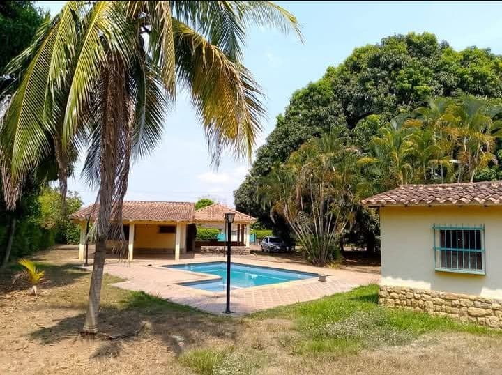 Vendo hermosa casa en la Urb Safari Carabobo, 2 habitaciones, 1 baño, cocina estilo campestre, amplios espacios para recreación, piscina, cuarto de bomba , ubicada en uno de los mejores sectores del urbanismo. Para más Inf escribir vía WhatsApp al 0412)7238381